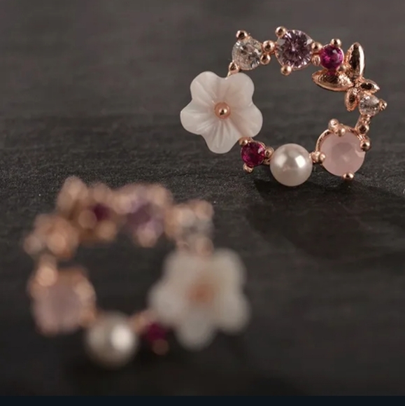 🎊🎊NEW🎊🎊GORGEOUS!! Dainty Wreath Earrings in ROSE GOLD Plating - Picture 6 of 16